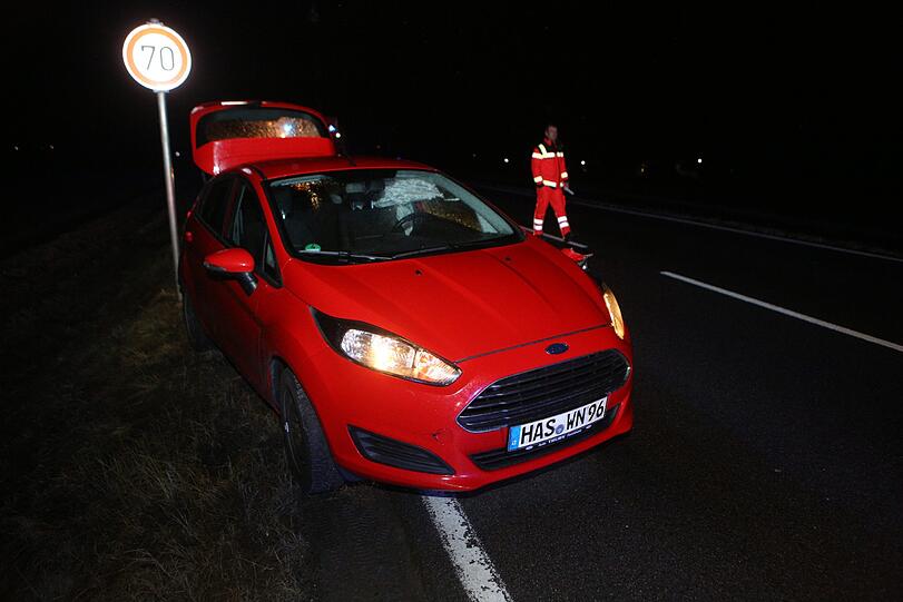 Am Dienstagabend startete ein 26-Tonner eine Amokfahrt und hinterließ eine Spur der Verwüstung. Die Hintergründe sind noch unklar.