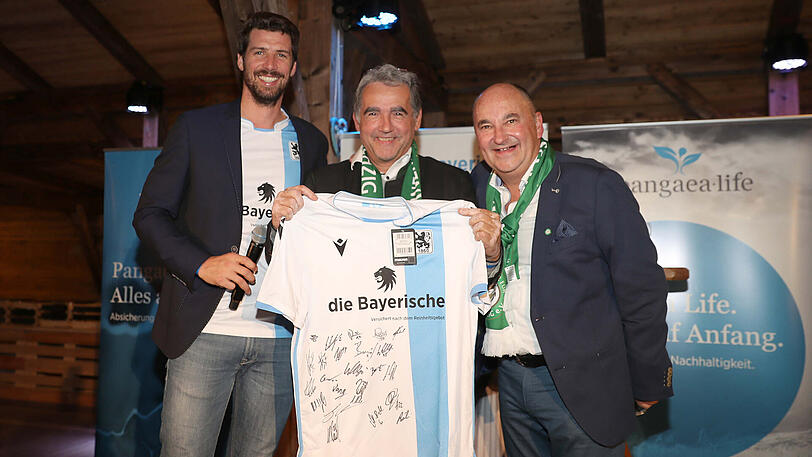 Löwen-Legende Jan Mauersberger (li.) führte durch den Abend. Josef Wieser (re.), Vorsitzender der Unternehmer für Sechzig, freute sich über den Erfolg der Veranstaltung.