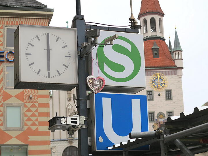 Ein Lebkuchenherzl am S-Bahn-Schild, für AZ-Leser Djordje Matkovic könnte das ein neuer Trend werden.