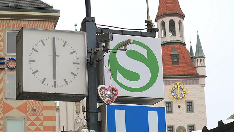 Ein Lebkuchenherzl am S-Bahn-Schild, für AZ-Leser Djordje Matkovic könnte das ein neuer Trend werden. Ein Lebkuchenherzl am S-Bahn-Schild, für AZ-Leser Djordje Matkovic könnte das ein neuer Trend werden.