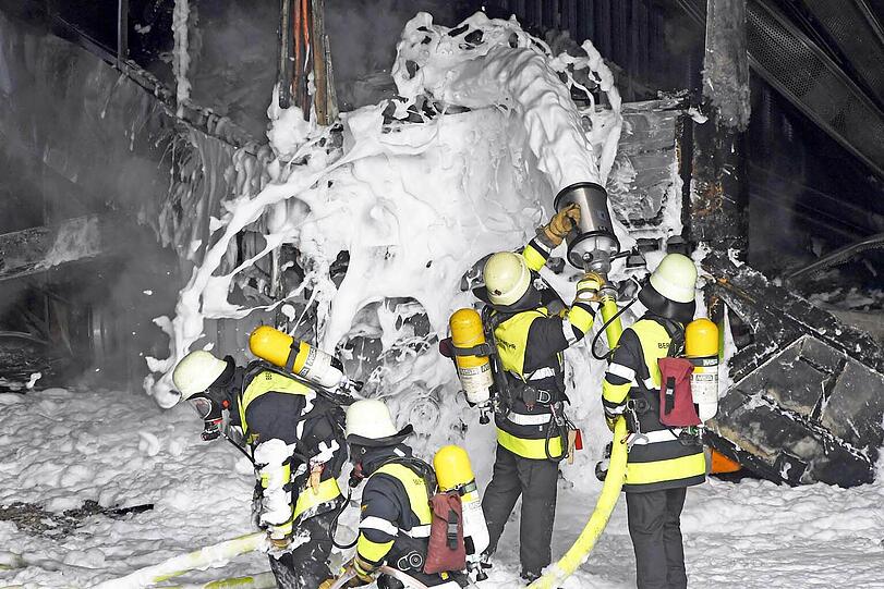 Brennender Reisebus am Mittleren Ring in Giesing: Die Feuerwehr ist mit einem Großaufgebot im Einsatz.