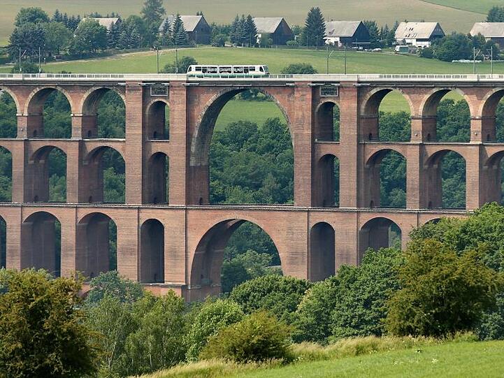 Selfies auf der Göltzschtalbrücke führen zu Sperrung der Bahnstrecke Leipzig-Hof. Foto: Jan Woitas/Archiv