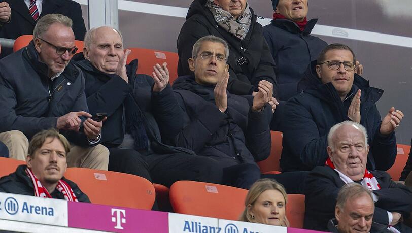 Ex-Vorstandsvorsitzender Karl-Heinz Rummenigge, Ehren-Präsident Uli Hoeneß, Geschäftsführer Michael Diederich und Sportvorstand Max Eberl (v.l.) auf der Tribüne der Allianz Arena.