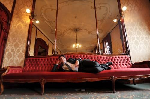 Fast so lasziv wie eine &bdquo;Haremssklavin&ldquo;: Roman- und neuerdings Komödienautor Ewald Arenz auf der roten Stretch-Couch im Foyer des Fürther Stadttheaters.