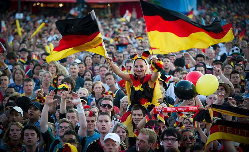 Public Viewing in Deutschland: Die Fans jubeln in Schwarz-Rot-Gold.