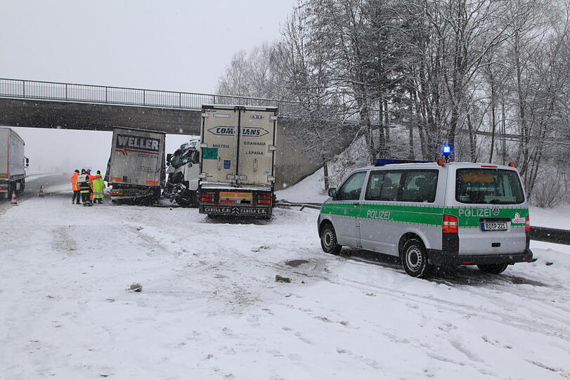 Auf der A8 rutscht ein Lkw am Dienstag auf das vorausfahrende Fahrzeug. Wegen Schneeglätte kam er nicht mehr rechtzeitig zum Stehen. Die zwei Fahrer werden verletzt.
