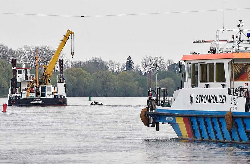 Bilder vom Großeinsatz in Mariaposching an der Donau. Am Dienstag ist hier eine Fähre gesunken &ndash; die Bergungsarbeiten sind aufwendig.