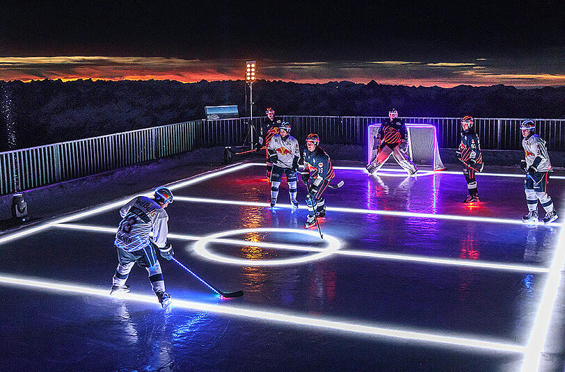 Die DEL-Profis des EHC Red Bull München spielen Eishockey auf der Zugspitze - anlässlich des 110. Markengeburtstages von Partner Osram. Die faszinierenden Bilder aus 3.000 Meter Höhe.