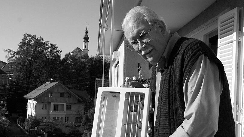 Josef Jägerhuber mit seiner kleinen Wetterstation. (Archivbild)