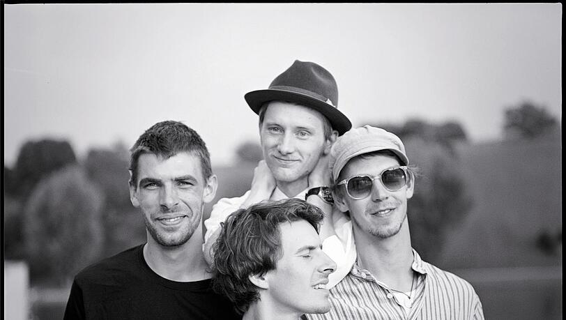 Die Gruppe Kofelgschroa tritt am Montagabend mit Ludwig Müller und Josef Brustmann im MUH-Zelt auf dem Tollwood auf — und Sie können Gratis-Tickets gewinnen. Die Gruppe Kofelgschroa tritt am Montagabend mit Ludwig Müller und Josef Brustmann im MUH-Zelt auf dem Tollwood auf — und Sie können Gratis-Tickets gewinnen.