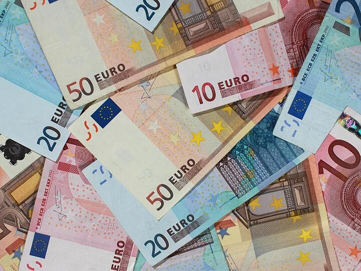 Euro-Banknoten. Foto: Jens Wolf/dpa-Zentralbild/dpa/Symbolbild