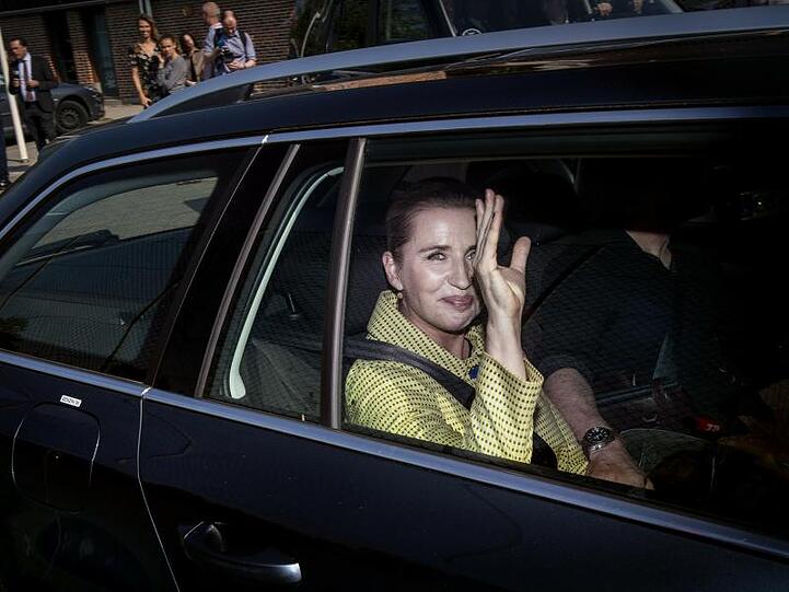 Mette Frederiksen winkt nach ihrer Stimmabgabe in Kopenhagen.