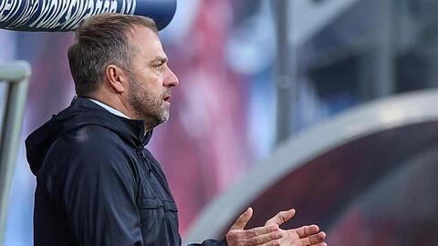 Äußert sich auch weiterhin nicht konkret zu seiner Zukunft beim FC Bayern: Hansi Flick.