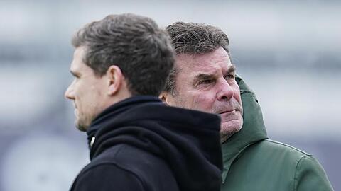 Robert Klauß (l) und Dieter Hecking stehen vor einem Spiel auf dem Spielfeld.