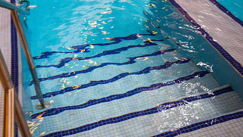 Beim Schwimmen wurde die Zwölfjährige unsittlich berührt. (Symbolbild)