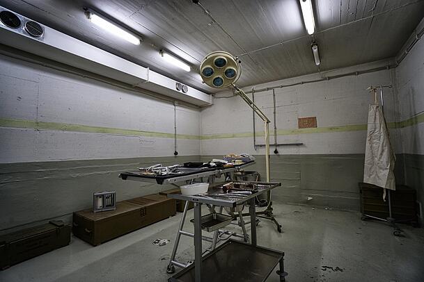 Auf einem OP-Tisch im Bunkerkrankenhaus bei Gunzenhausen liegen noch immer die Werkzeuge der Ärzte ausgebreitet. Auf einem OP-Tisch im Bunkerkrankenhaus bei Gunzenhausen liegen noch immer die Werkzeuge der Ärzte ausgebreitet.
