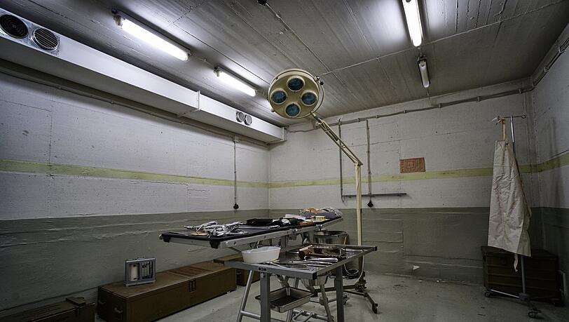 Auf einem OP-Tisch im Bunkerkrankenhaus bei Gunzenhausen liegen noch immer die Werkzeuge der Ärzte ausgebreitet. Auf einem OP-Tisch im Bunkerkrankenhaus bei Gunzenhausen liegen noch immer die Werkzeuge der Ärzte ausgebreitet.