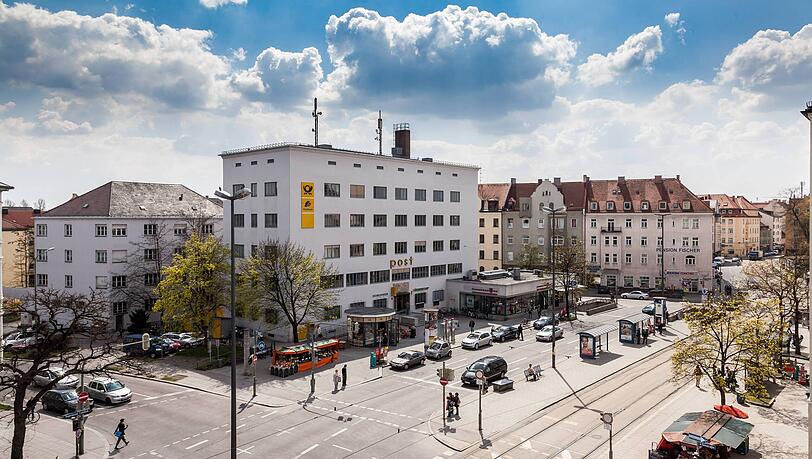 Die sogenannte Tela-Post am Tegernseer Platz in Obergiesing, gleich an der Haltestelle Silberhornstraße. Auch hier soll bald kein Postgeschäft mehr angeboten werden.