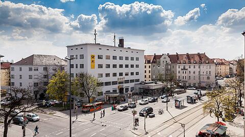 Die sogenannte Tela-Post am Tegernseer Platz in Obergiesing, gleich an der Haltestelle Silberhornstraße. Auch hier soll bald kein Postgeschäft mehr angeboten werden.