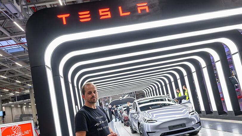 Der Werksleiter von US-Elektroautobauer Tesla in Grünheide, André Thierig, äußert sich zur Absatzlage der Fabrik (Archivbild).