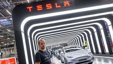 Der Werksleiter von US-Elektroautobauer Tesla in Grünheide, André Thierig, äußert sich zur Absatzlage der Fabrik (Archivbild).