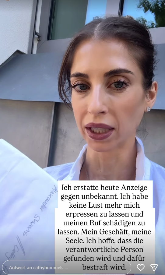 Cathy Hummels mit den ausgedruckten Chat-Verläufen, die ihr nach Hause geschickt wurden. Cathy Hummels mit den ausgedruckten Chat-Verläufen, die ihr nach Hause geschickt wurden.