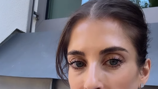 Cathy Hummels mit den ausgedruckten Chat-Verläufen, die ihr nach Hause geschickt wurden. Cathy Hummels mit den ausgedruckten Chat-Verläufen, die ihr nach Hause geschickt wurden.
