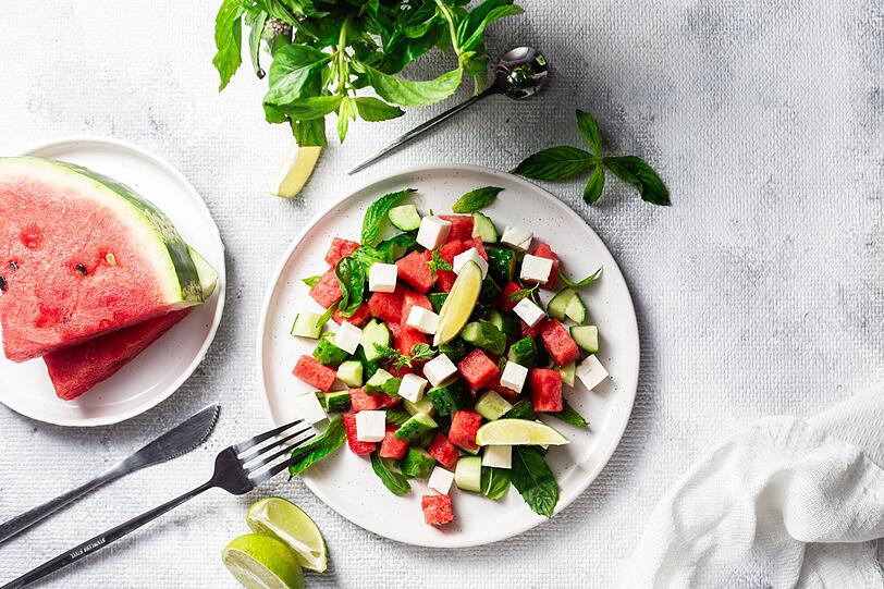 Die weiße Wassermelonenschicht eignet sich auch hervorragend für frische Sommersalate oder kalte Suppen. Einfach fein raspeln und wie rohes Gemüse weiterverwenden. Besonders köstlich ist die Kombination mit Gurke, Feta, Minze, Zitronensaft und etwas Olivenöl. Auch in einer erfrischenden Wassermelonen- oder Gurkensuppe sorgt die Schale für eine Extraportion Ballaststoffe und weniger Lebensmittelverschwendung. Die weiße Wassermelonenschicht eignet sich auch hervorragend für frische Sommersalate oder kalte Suppen. Einfach fein raspeln und wie rohes Gemüse weiterverwenden. Besonders köstlich ist die Kombination mit Gurke, Feta, Minze, Zitronensaft und etwas Olivenöl. Auch in einer erfrischenden Wassermelonen- oder Gurkensuppe sorgt die Schale für eine Extraportion Ballaststoffe und weniger Lebensmittelverschwendung.