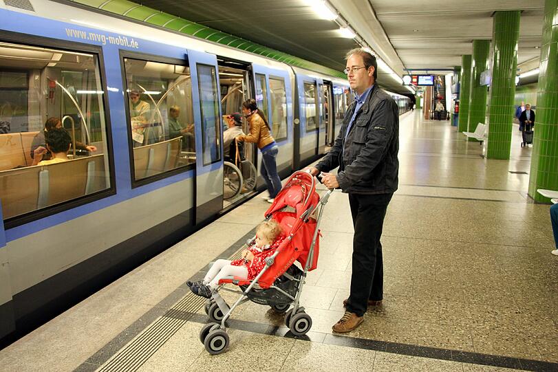 In letzter Sekunde kann Felix Bohra-Grisar den Buggy mit Tochter Sophia aus der U-Bahn ziehen. &bdquo;Ich war fast starr vor Schreck.&ldquo;