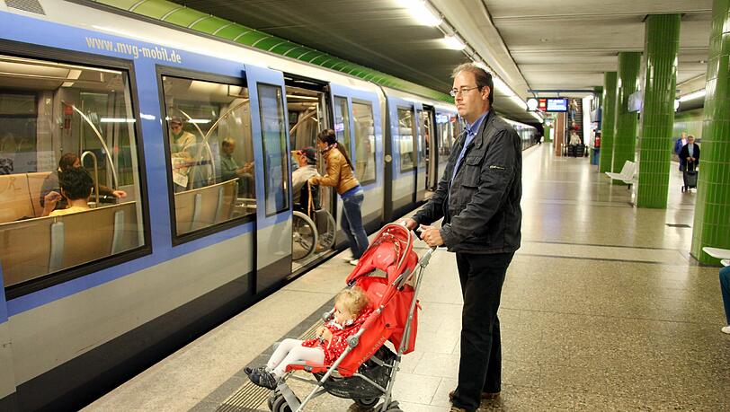 In letzter Sekunde kann Felix Bohra-Grisar den Buggy mit Tochter Sophia aus der U-Bahn ziehen. „Ich war fast starr vor Schreck.“ In letzter Sekunde kann Felix Bohra-Grisar den Buggy mit Tochter Sophia aus der U-Bahn ziehen. „Ich war fast starr vor Schreck.“