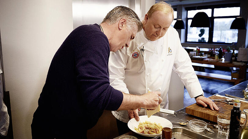 Penne Carbonara alla Carlo: Ancelotti (l.) zeigt Starkoch Alfons Schuhbeck sein Spezialgericht.