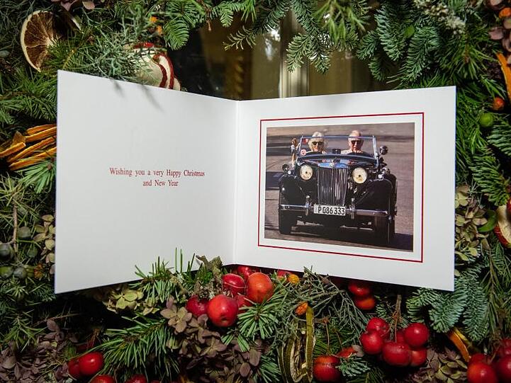 Stilvoll im Oldtimer: Charles und Camilla.