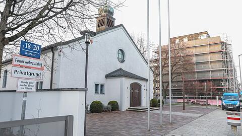 Neben der Kirche Sankt Vinzenz hat die katholische St.-Antonius-Stiftung 50 neue Wohnungen gebaut. Die Mieten sind saftig.