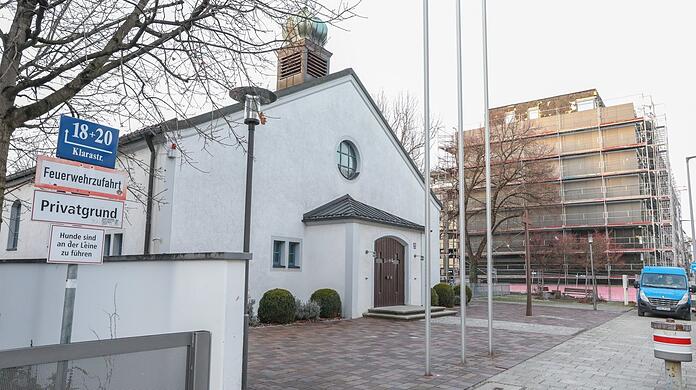 Neben der Kirche Sankt Vinzenz hat die katholische St.-Antonius-Stiftung 50 neue Wohnungen gebaut. Die Mieten sind saftig.