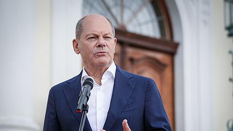 Bundeskanzler Olaf Scholz (SPD) vor Beginn der Klausur des Bundeskabinetts auf Schloss Meseberg.