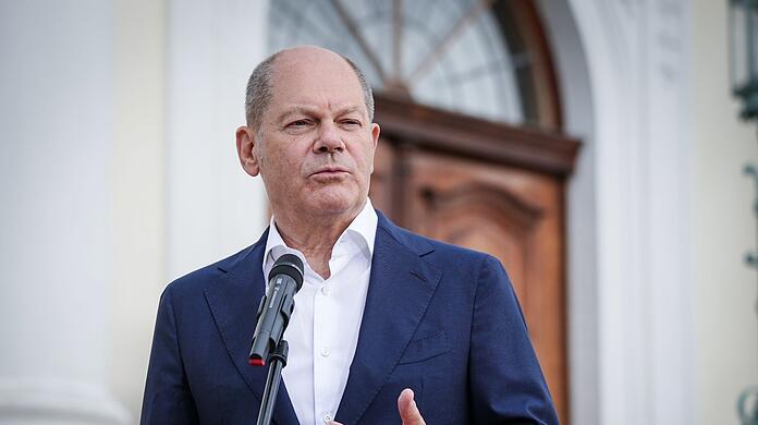 Bundeskanzler Olaf Scholz (SPD) vor Beginn der Klausur des Bundeskabinetts auf Schloss Meseberg.