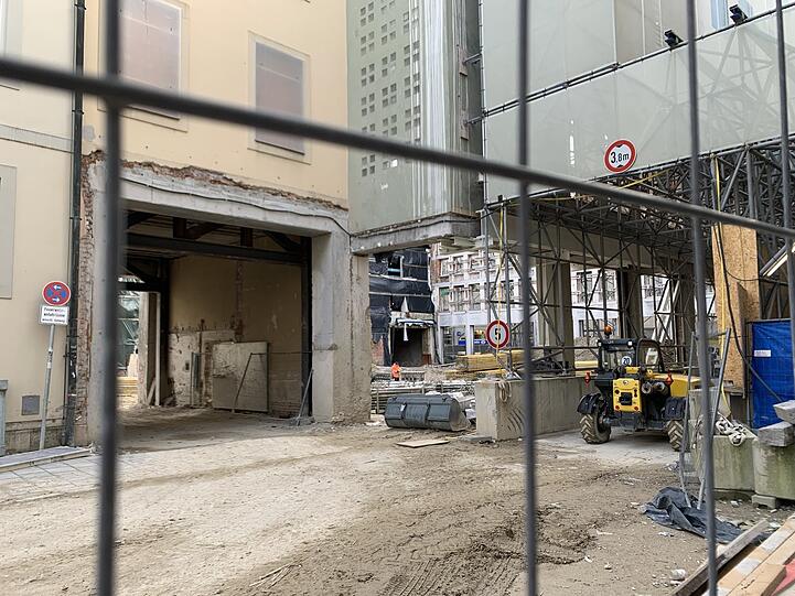 Blick von der Zufahrt zur Baustelle Alte Akademie: Im Hof stapeln Bretter und Gerüste.