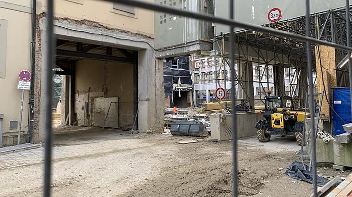 Blick von der Zufahrt zur Baustelle Alte Akademie: Im Hof stapeln Bretter und Gerüste.