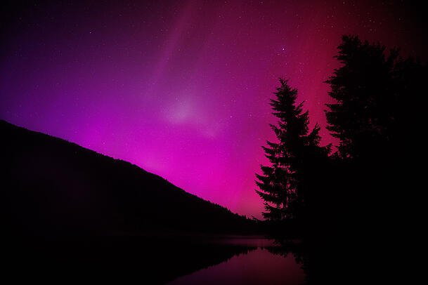 11. Mai 2024 in Krün in Bayern: Polarlichter (Aurora borealis) leuchten am nächtlichen Himmel über dem Wagenbrüchsee. 11. Mai 2024 in Krün in Bayern: Polarlichter (Aurora borealis) leuchten am nächtlichen Himmel über dem Wagenbrüchsee.