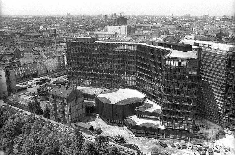 Fast fertig: das Europäische Patentamt im Juni1979. Das letzte Wohnhaus im Vordergrund wurde auch bald abgerissen.