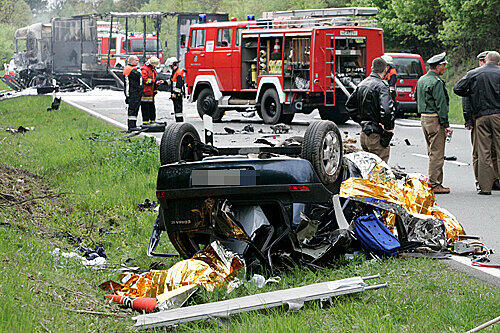 In diesem Wrack starb Jasmin. Auch der Sattelzug, gegen den ihr Wagen prallte, brannte völlig aus.