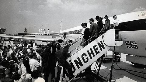 Sie sind da! Die Beatles steigen in Riem aus dem Flieger.