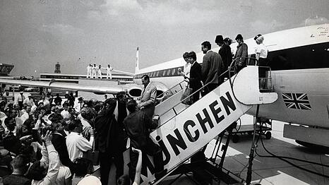 Sie sind da! Die Beatles steigen in Riem aus dem Flieger.