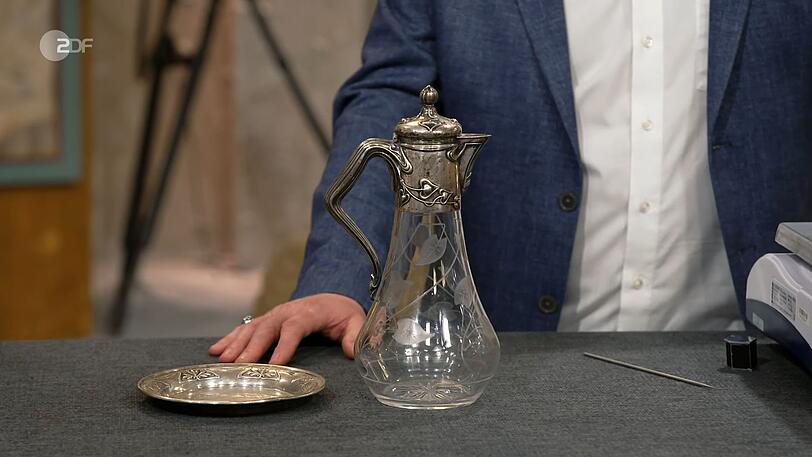 Die Jugendstil-Schenkkanne aus geschliffenem Glas mit Silbermontur aus dem Jahr 1900 und der Silber-Untersetzer aus dem Jahr 1903 waren zusammen 600 bis 650 Euro wert. Wolfgang Pauritsch zahlte 450 Euro. Die Jugendstil-Schenkkanne aus geschliffenem Glas mit Silbermontur aus dem Jahr 1900 und der Silber-Untersetzer aus dem Jahr 1903 waren zusammen 600 bis 650 Euro wert. Wolfgang Pauritsch zahlte 450 Euro.