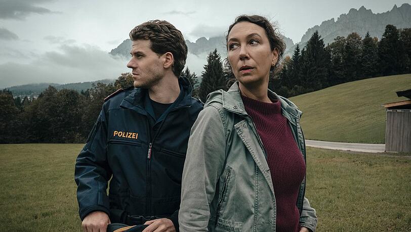 "Tiroler Blut: Der erste Schuss": Chefinspektorin Fanny Gruber (Ursula Strauss, r.) und Sohn Tobi (Noah L. Perktold). "Tiroler Blut: Der erste Schuss": Chefinspektorin Fanny Gruber (Ursula Strauss, r.) und Sohn Tobi (Noah L. Perktold).