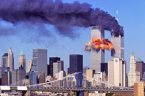 Das in den Vereinigten Staaten verwendete Kürzel "9/11" (nine-eleven) für den 11. September erinnert an die Notrufnummer in den USA mit der Schreibweise 911 (nine-one-one).