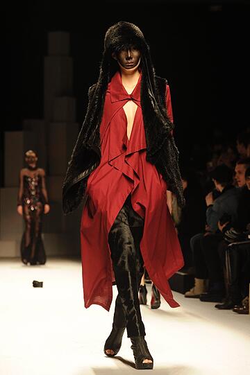 Bei der Fashion Week in Paris geht der Trend vieler Designer immer mehr zu wenig Stoff und viel Haut. Beispiele gefällig? Die Bilder vom Laufsteg.