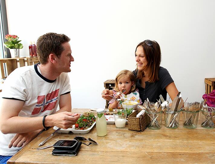 Im Yam Vegan Deli essen die Gäste zusammen am großen Tisch, an der Bar am Fenster &ndash; oder sie kaufen für daheim ein.