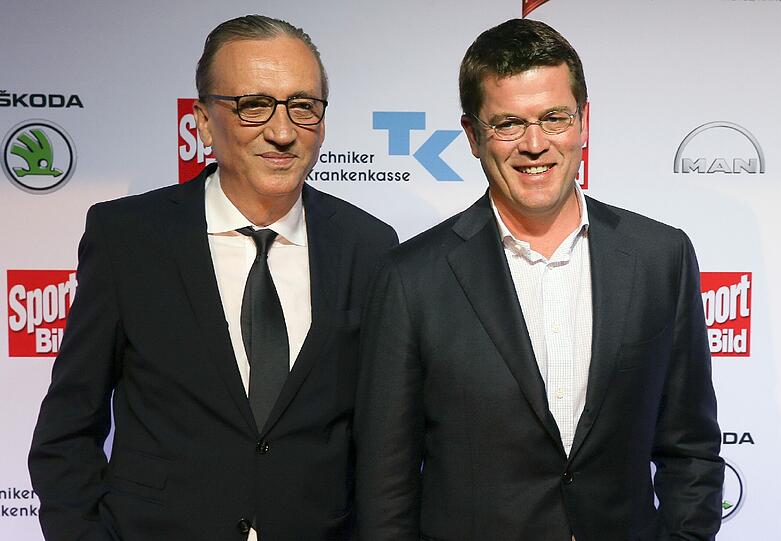 Ex-Verteidigungsminister Karl-Theodor zu Guttenberg (r) und Bild-Sportchef Alfred Draxler