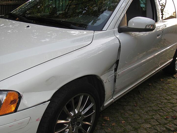 Der Schaden bei dem Volvo liegt bei etwa 10.000 Euro. Wer hat den auffälligen roten Sportwagen mit Münchner Kennzeichen gesehen?